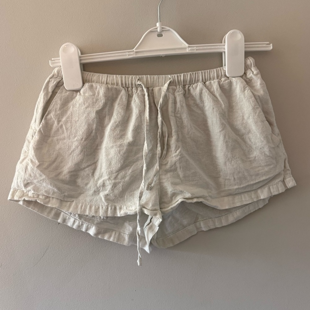 Edikted Leslie Linen Look Shorts — White